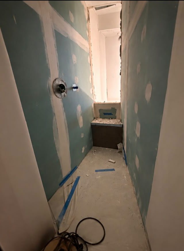 Douche avant les travaux : murs en plaques hydrofuges et sol brut
