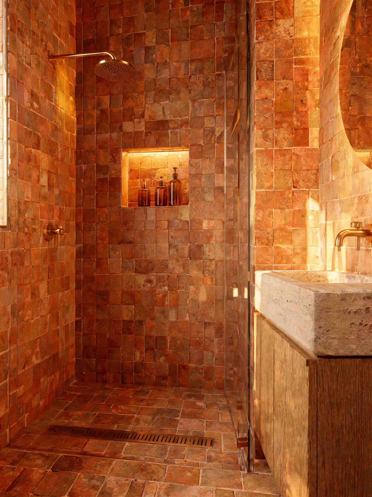 Visuel d'ambiance : douche en carreaux de terre cuite émaillée