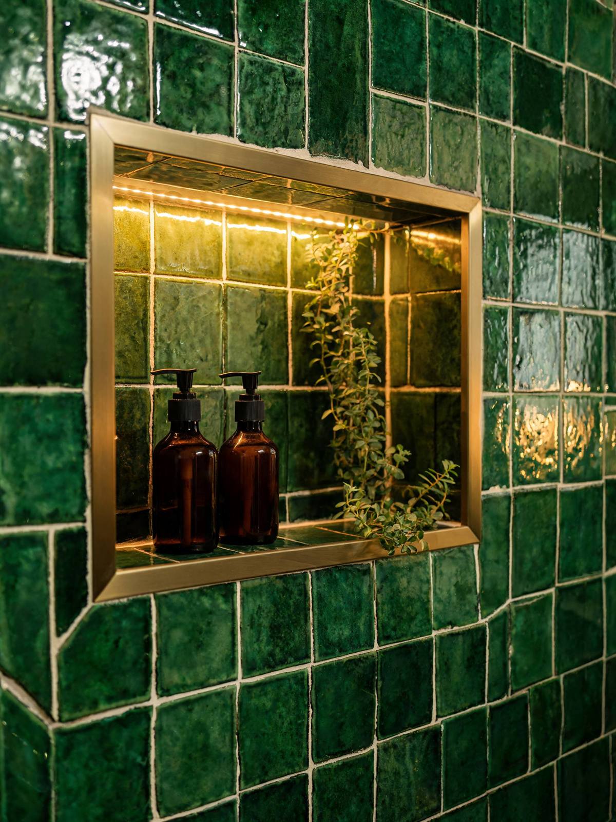 Visuel d'ambiance : détail d'une niche de douche en zellige vert émeraude