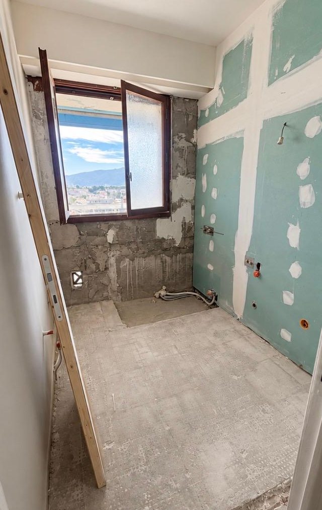 Salle de bain avant les travaux : murs en plaques de plâtre hydrofuges, sol brut