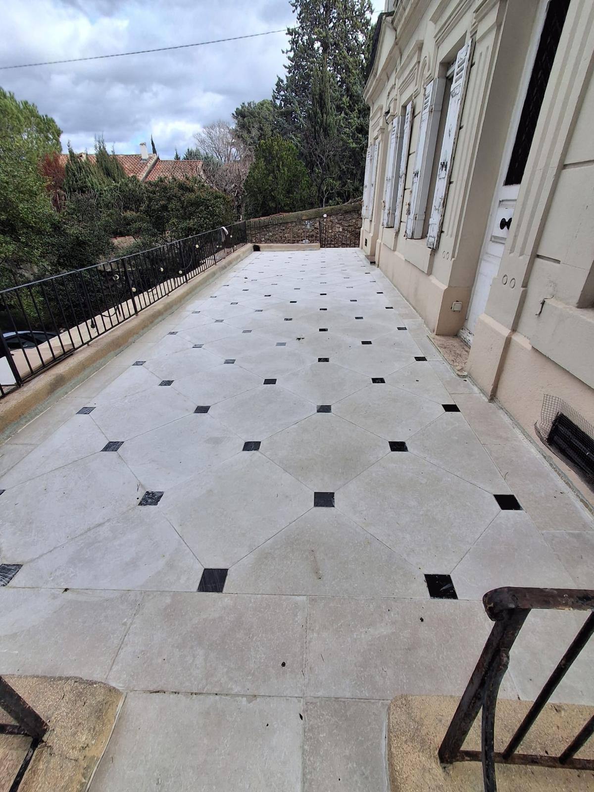 Vue d'ensemble d'une terrasse en dalles et cabochons