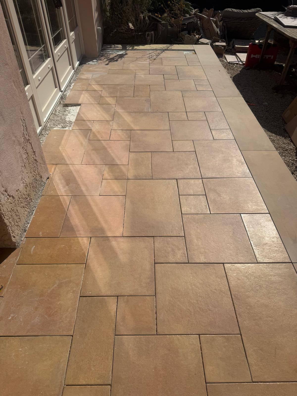Terrasse en dalles aspect terre cuite de plusieurs formats, pose en opus